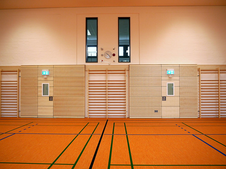 Hallenansicht, Sportboden in Orange, helle Wände