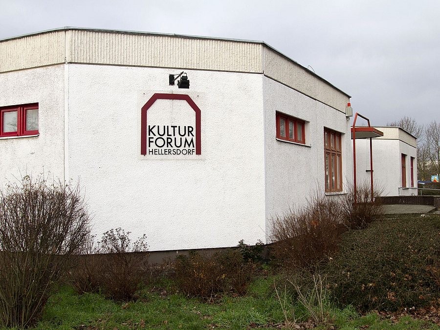 Schriftzug Kulturforum Hellersdorf an einem sechseckigen Gebäudeteil