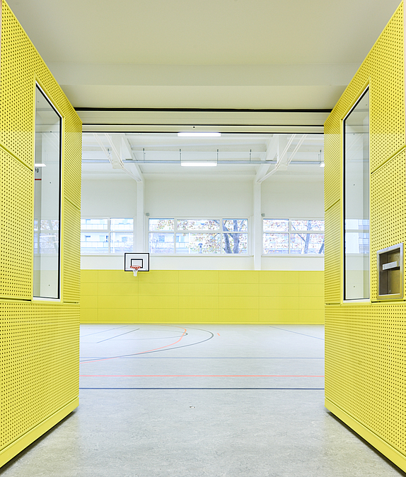 offene Flügeltüren zur Sporthalle in gelb gehalten