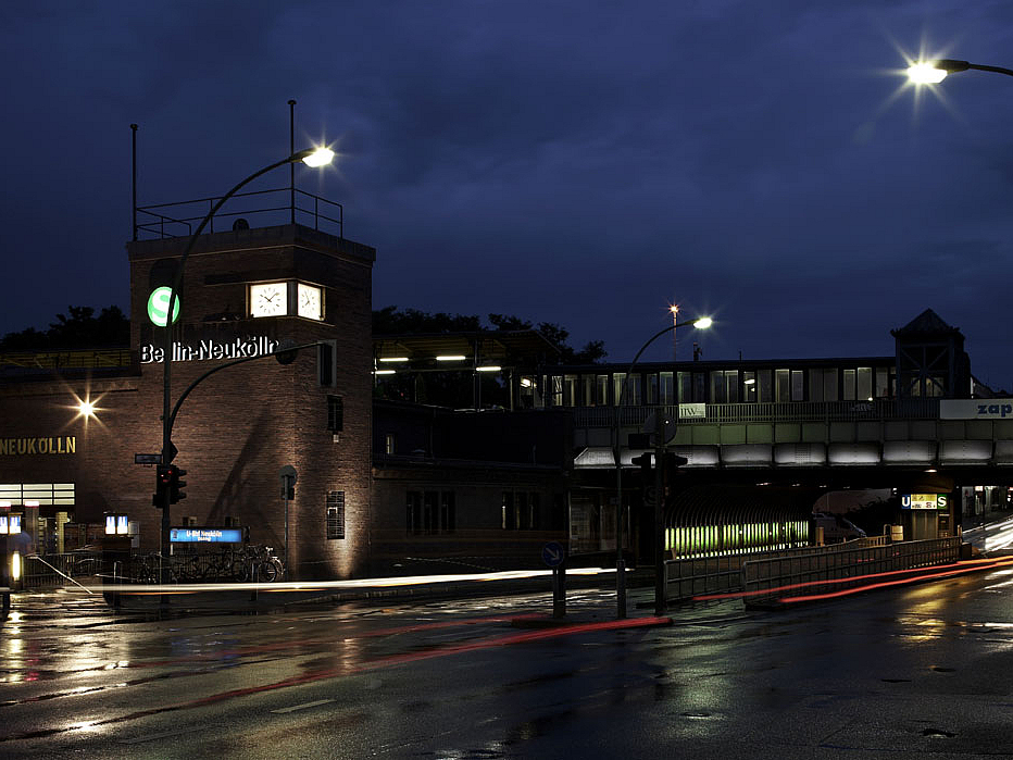 Bahnhof im Dunkeln, Lichtstreifen unter der Brücke