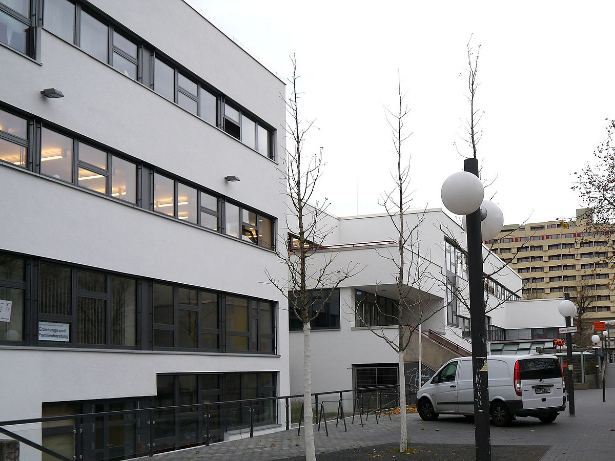 Weißes Funktionsgebäude mit Fensterbändern