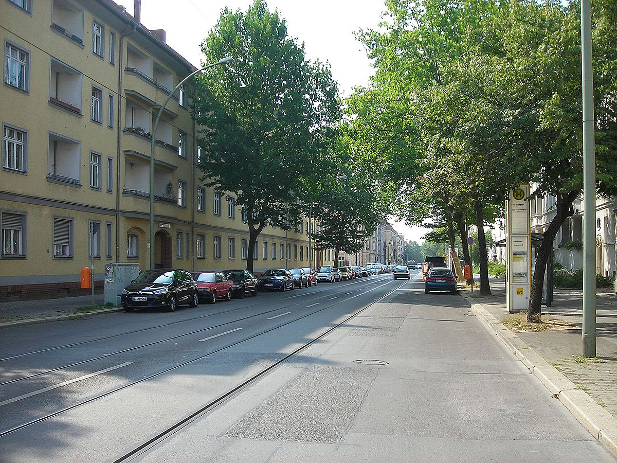 Straße mit Wohnhäusern, Straßenbahngleise