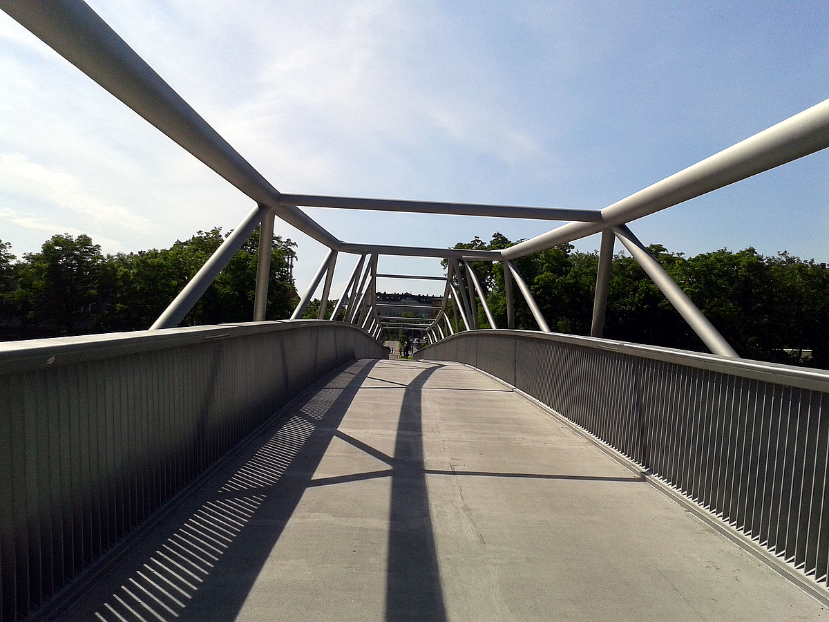 Blick auf leere Gehbahn der Brücke mit Stahlstreben