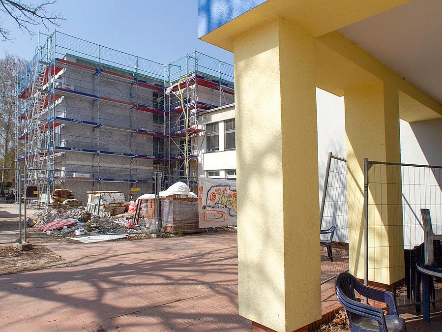 Blick vom Bestandsgebäude auf die Baustelle des Erweiterungsbaus
