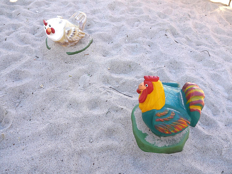 Figuren Hahn und Henne im Sand