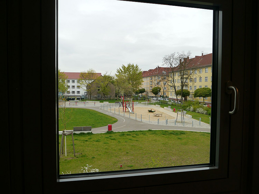 Fenster, Blick auf Spielplatz
