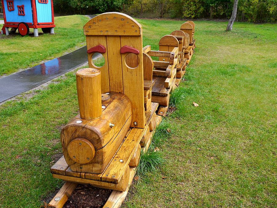 Holzeisenbahn zum Einsteigen, Lok mit Gesicht auf Rasen