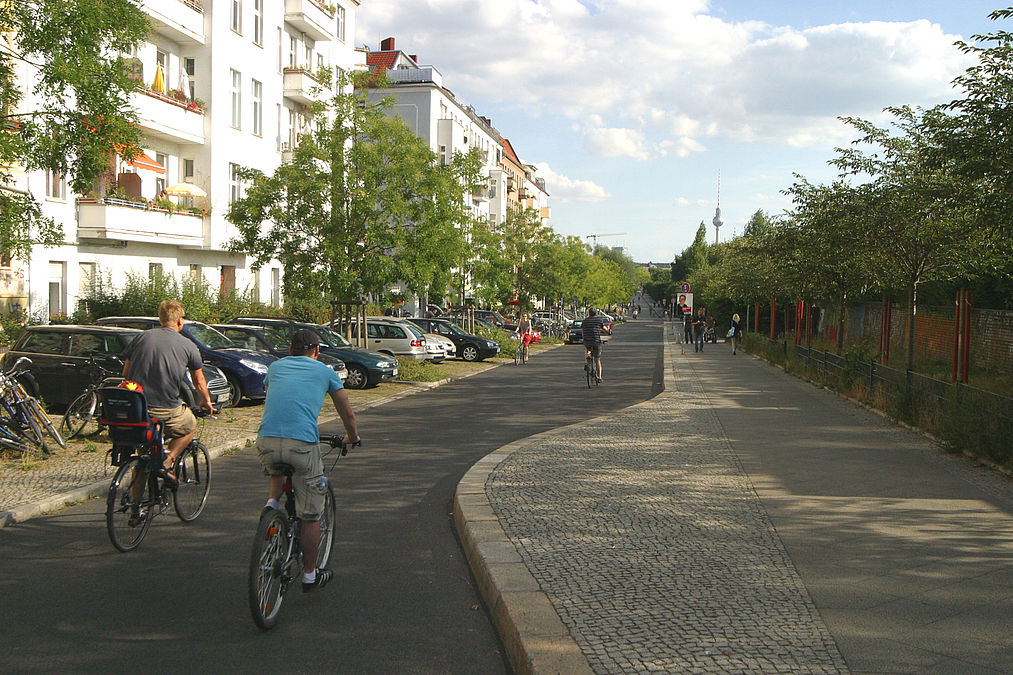 Radfahrer auf Straße mit Einengung
