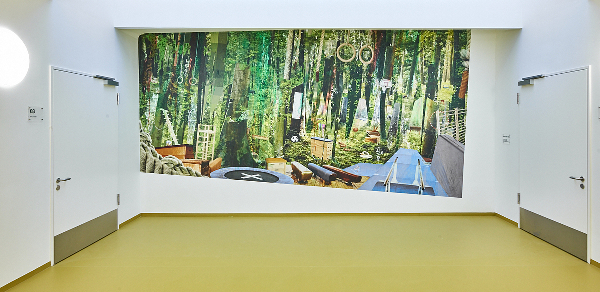 Foyer mit Wandbild Collage aus Wald und Sportgeräten
