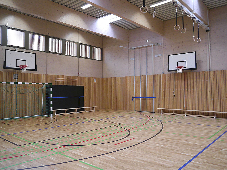 Sporthalle mit Parkett, Holzprallwand, Fußballtor, Basketballkorb