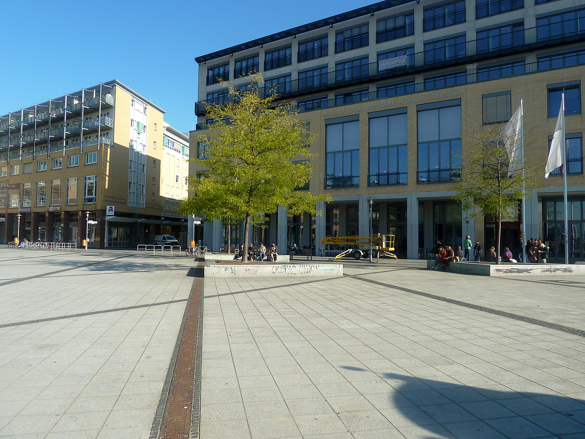 Der Alice-Salomon-Platz mit der Hochschule. Oktober 2011