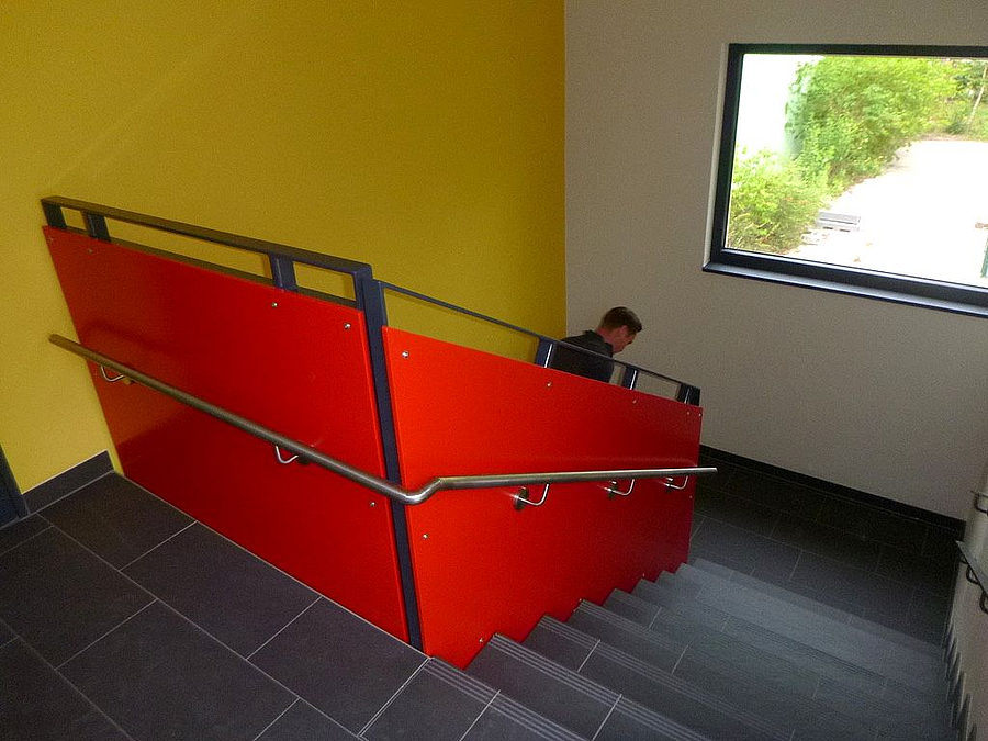 Kräftig roter Aufbau für das Geländer, gelbe Wand