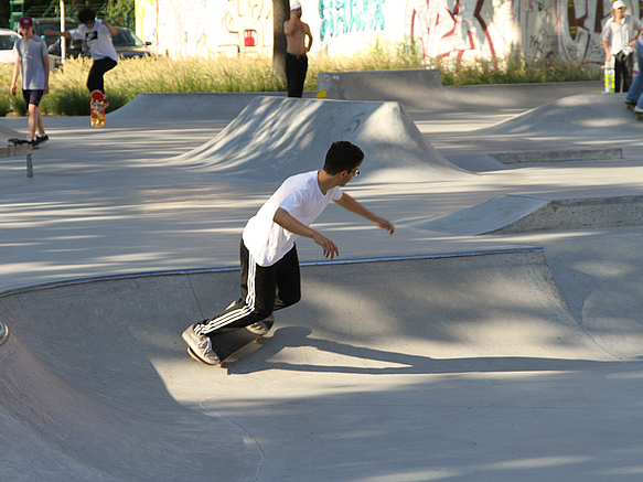 Skateboarder auf hellem Beton
