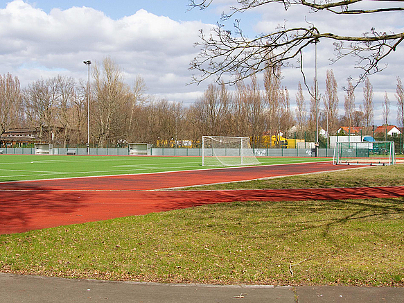 Stadion mit vier Fußballtoren in einer Richtung, Tartanbahn, Rasen