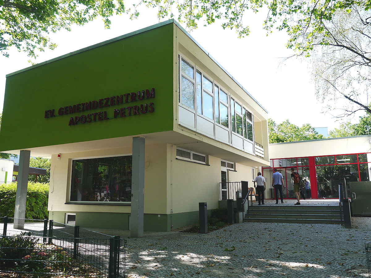 Gebäude mit grünem vorstehenden Aufbau und Schriftzug Ev. Gemeindezentrum Apostel Petrus