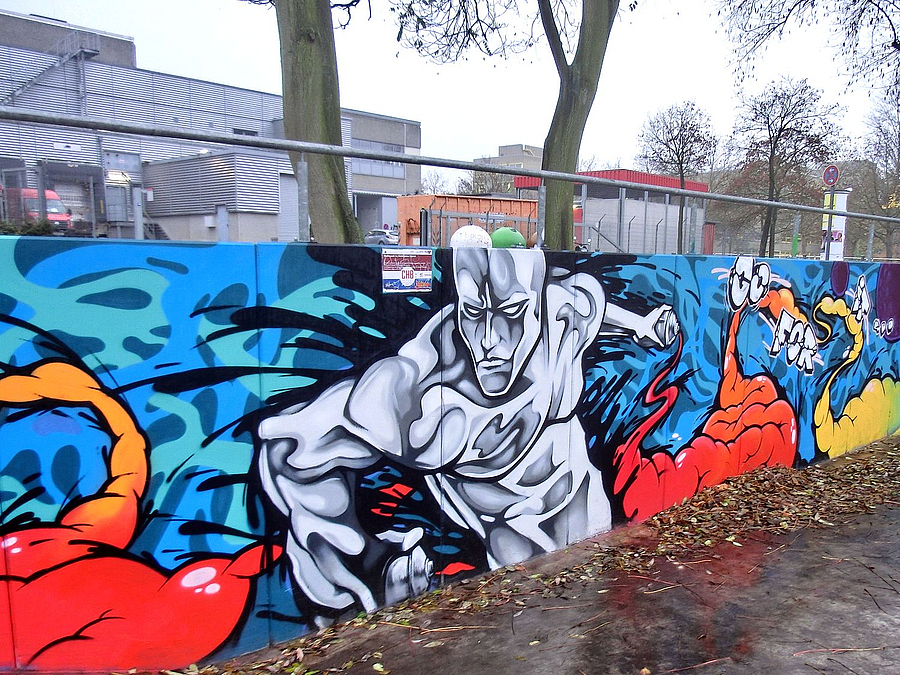 blau grundiertes Graffiti mit Animé-Figur Muskelmann