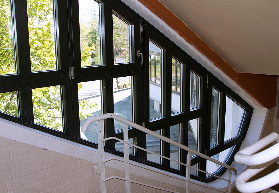 Treppenhaus mit Glasfassade