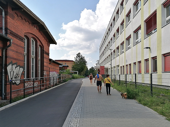 Fuß- und Radwege zwischen Klinkerbau und sanierter Schule, Fußgänger