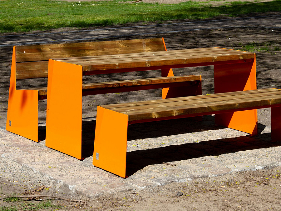Tisch, Bank mit und ohne Lehne mit Holzlatten und orangefarbenem Metallgestell