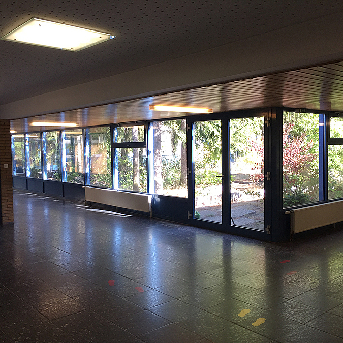 Blick aus dem Schulgebäude der Siegerland-Schule in den Innenhof. 