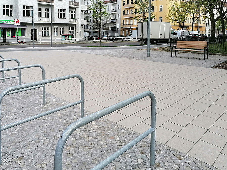 Breite Promenade, Fahrradbügel, Bank