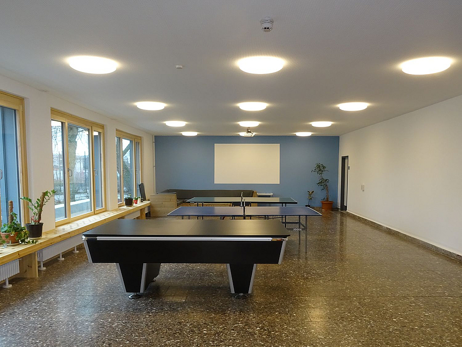 Großer Raum mit neuen Deckenleuchten, breiten Fensterbrettern, 2 Tischtennisplatten, Billardtisch