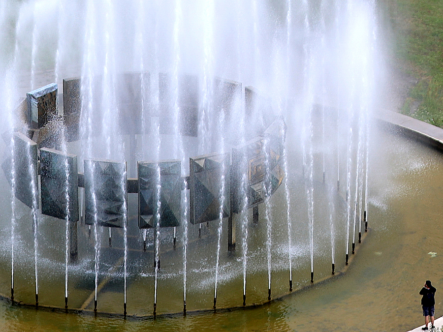 Brunnen mit innenliegendem Ring aus Metallplatten