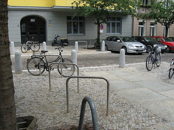 Schmale Wohnstraße, beidseitig Poller und Fahrradbügel