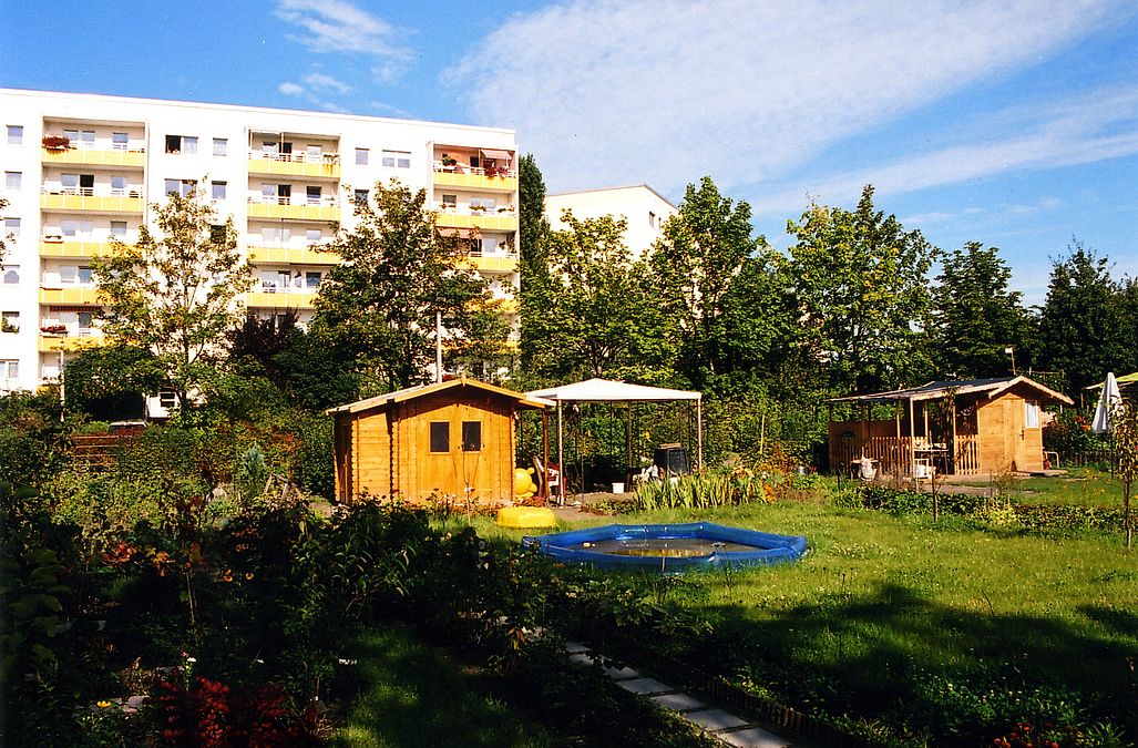Das Gelände des Intrekulturellen Gartens mit Beeten und Gartenhäusern.