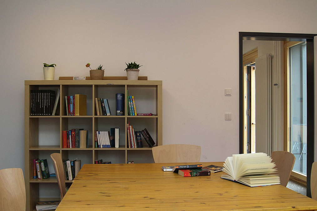 Regal, Holztisch, aufgeschlagenes Buch