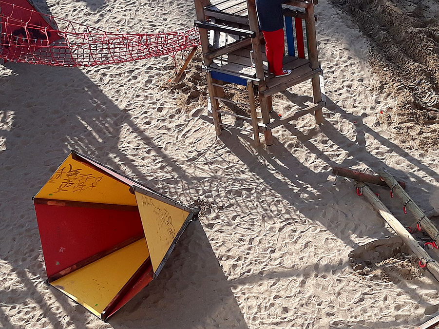 abgebaute Spielplatzteile im Sand