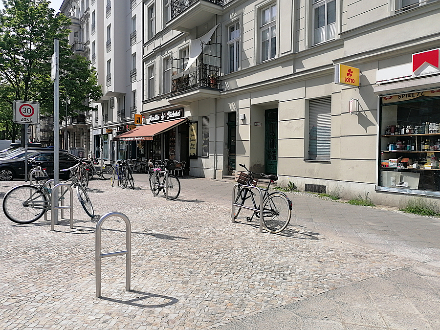Geschäftsstraße, Platzfläche mit Fahrradbügeln