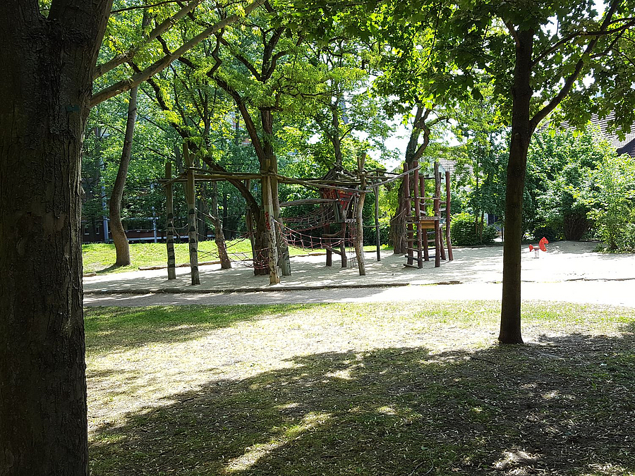 Älterer Kletterparcours unter Bäumen im Park