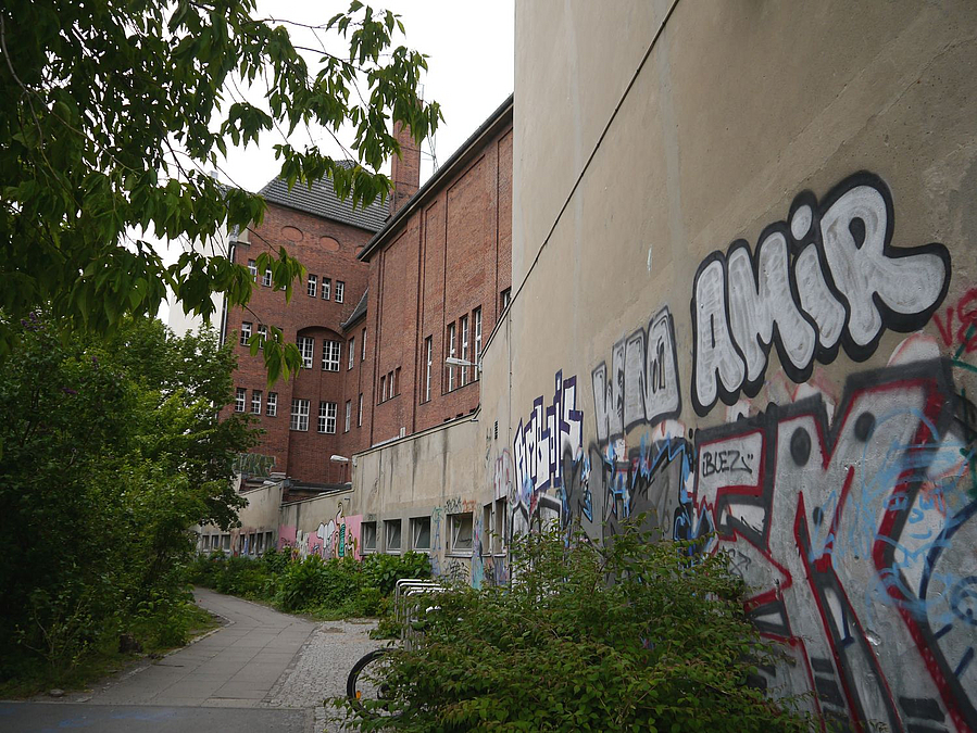 Fahrradbügel, Graffiti, Weg an Backsteinfassade