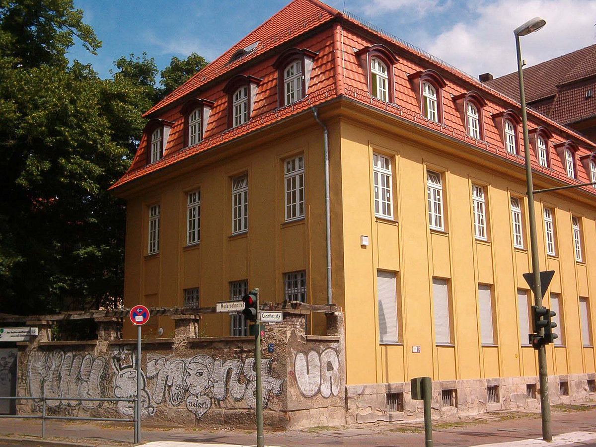 Saniertes, altes Gebäude mit gelblicher Fassade