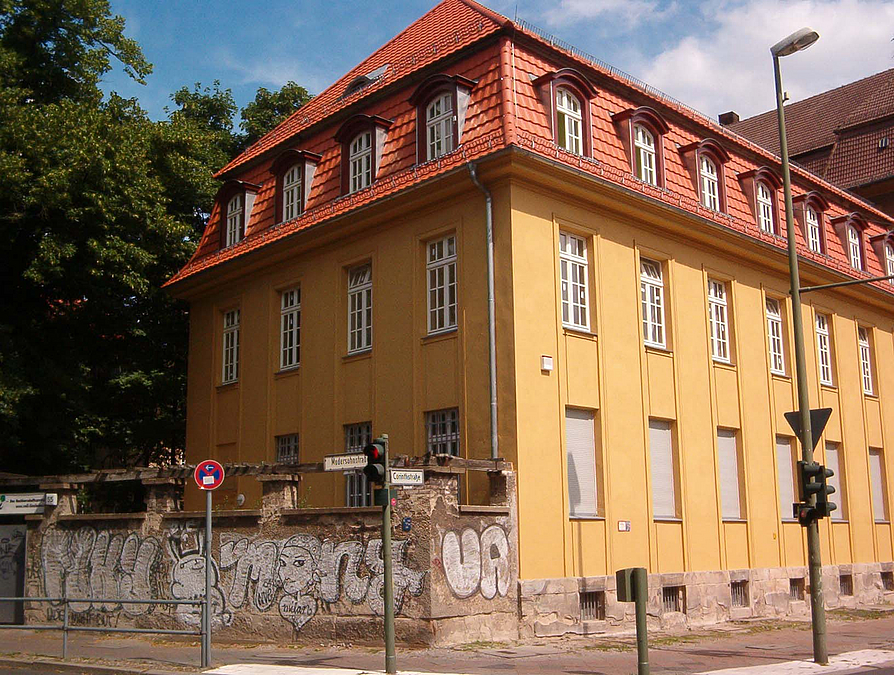 Saniertes, altes Gebäude mit gelblicher Fassade