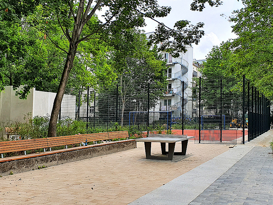 Kleiner Platz mit Bänken und Tischtennisplatte