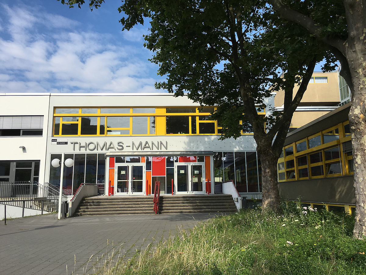 Schuleingang mit Inschrift "Thomas Mann"
