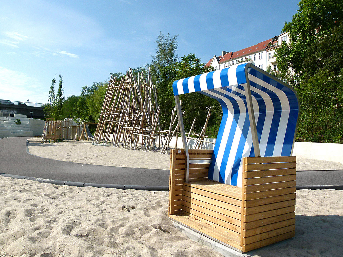 Spielplatz mit Strandkorb und Sand als Zitat einer Strand- oder Meeressituation