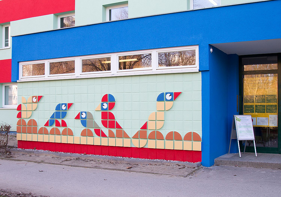 Mosaik mit stilisierten Vögeln am Eingangsvorbau