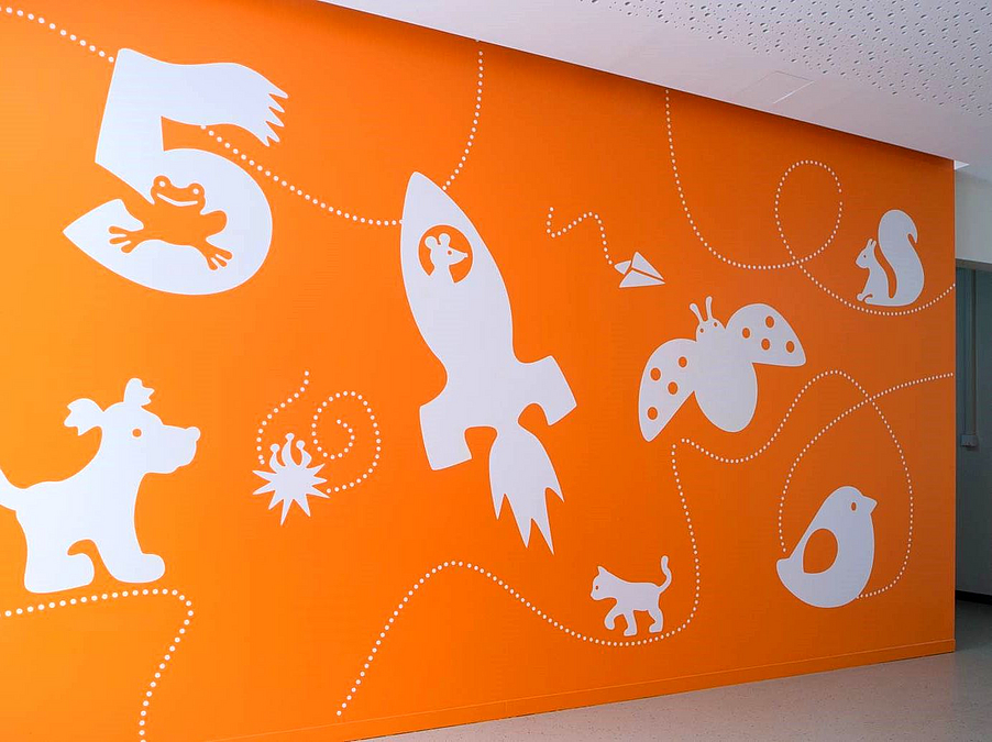 Orangefarbene Wand mit weißen Illustrationen: Rakete, Zahl, Tiere