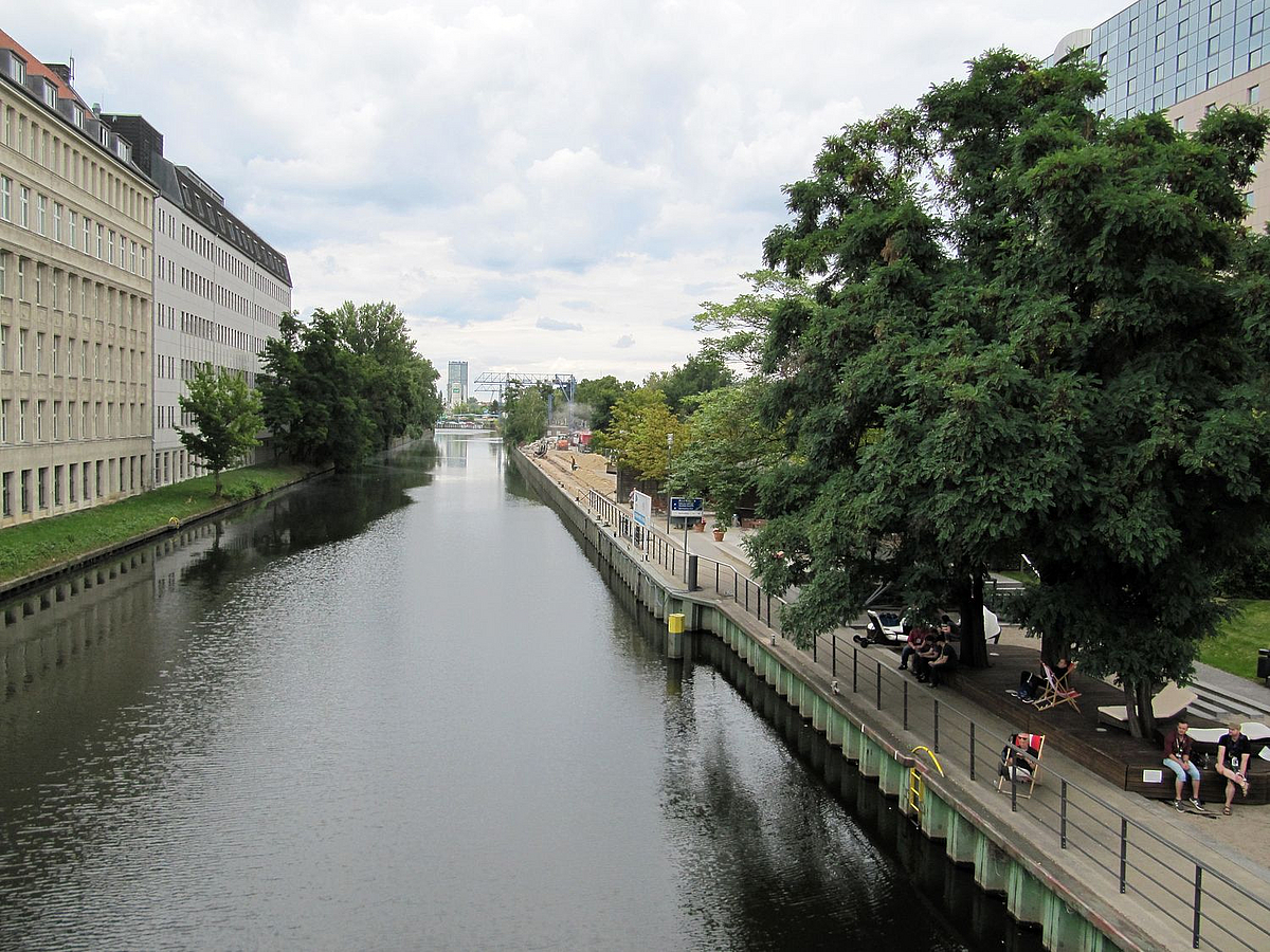 Blick auf Kanal mit Uferpromenade am rechten Ufer, im Hintergrund Baustelle