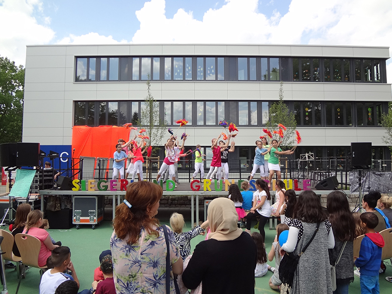 Die Kinder der Siegerland-Grundschule präsentierten über gut 2 Stunden ein buntes Bühnenprogramm.