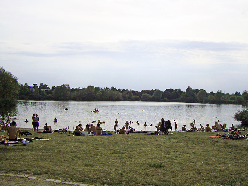 Treffpunkt Kiesteich: An warmen Tagen suchen die Bewohner gerne den Spektesee für eine kühle Erfrischung auf.