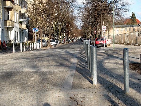 Wohngebietsstraße mit Aufpflasterung am Übergang vom Leuthener Platz/O-W-Grünzug
